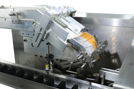 Hoge snelheids Kleine Doos die Ononderbroken Automatische Verticale Verpakkende Kartonnerende Machine inpakt