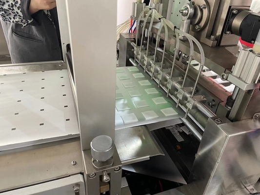 Katoenen van de hoge snelheids Medisch Automatisch Alcohol Zwabber Prep Stootkussen dat Makend Machine verpakt
