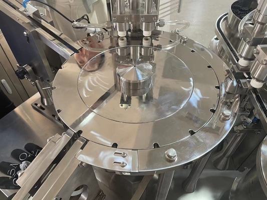 Kleine capaciteit Volledig automatische 3 ml 5 ml 10 ml medische gel voorgevulde spuit Vloeibare productvulmachine