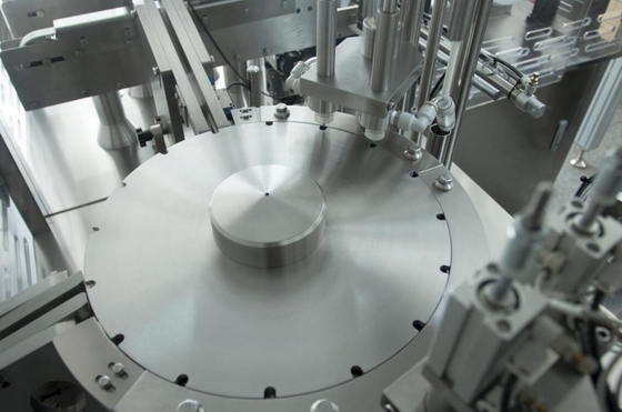 PLC-gecontroleerde voorgevulde spuitvulmachine voor automatische bediening