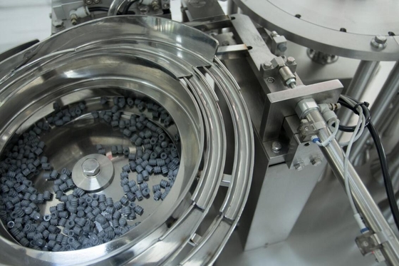 PLC-gecontroleerde voorgevulde spuitvulmachine voor automatische bediening