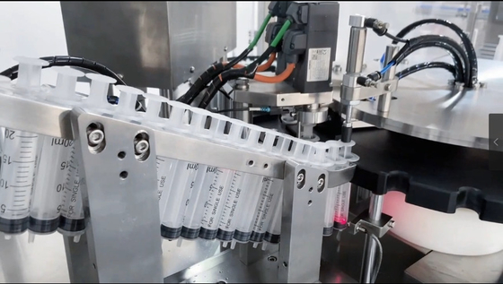 Automatische vloeistofstop Luer Lock Voorafgevulde aseptische plasticspuitvulmachine