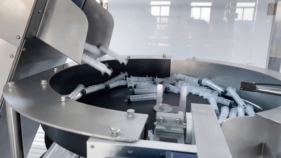 Automatische vloeistofstop Luer Lock Voorafgevulde aseptische plasticspuitvulmachine