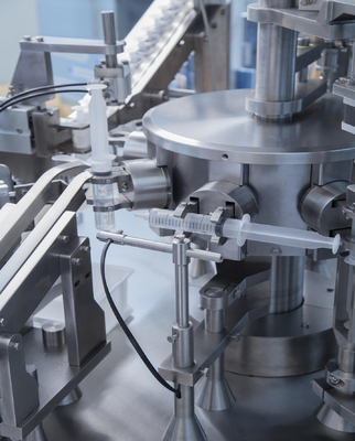 Automatische vloeistofstop Luer Lock Voorafgevulde aseptische plasticspuitvulmachine