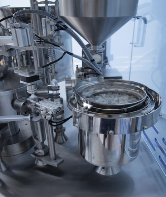 Automatische vloeistofstop Luer Lock Voorafgevulde aseptische plasticspuitvulmachine