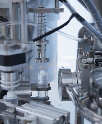 Automatische vloeistofstop Luer Lock Voorafgevulde aseptische plasticspuitvulmachine