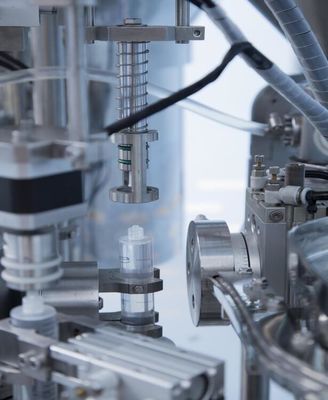 High Speed Aseptic Springe Filling Equipment (HVAS) is een apparatuur voor het vullen van aseptische spuitjes.