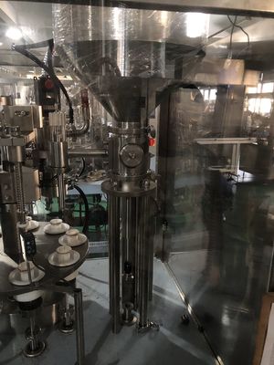 Verpakkingsapparatuur voor het vullen en afdichten van condensmelkbuizen