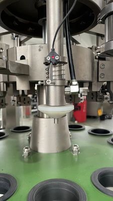 Verpakkingsapparatuur voor het vullen en afdichten van condensmelkbuizen