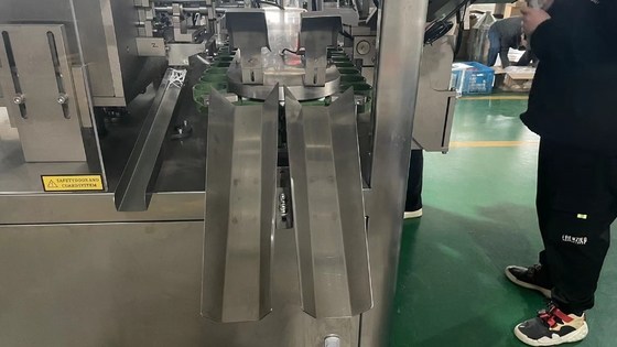 Machines voor het vullen en afdichten van zachte buizen van kunststof, van samengestelde stoffen, met koeler voor handcrème