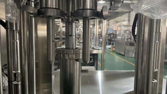 Automatische machine voor het vullen en afdichten van buisjes van zacht plastic voor aluminium cosmetische crèmebuizen