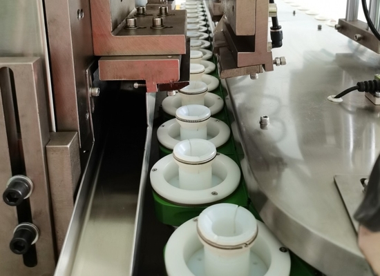 Automatische machine voor het vullen en afdichten van buisjes van zacht plastic voor aluminium cosmetische crèmebuizen