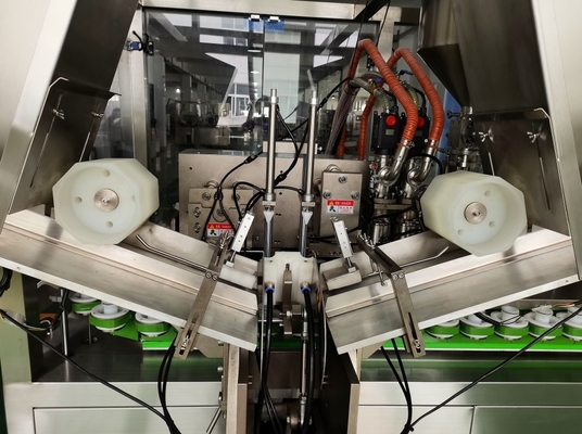 Automatische machine voor het vullen en afdichten van buisjes van zacht plastic voor aluminium cosmetische crèmebuizen