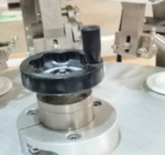 Lotion cosmetische crème elektrische aluminium plastic zachte buis semi-automatische vul- en afdichtmachine
