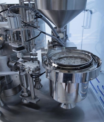 Eenmalige injectiespuitvulmachine Dubbele koppen Voorgevulde injectiespuit Gel Plastic injectiespuitvuller