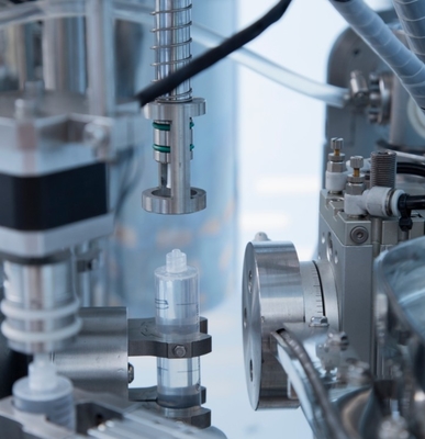 Eenmalige injectiespuitvulmachine Dubbele koppen Voorgevulde injectiespuit Gel Plastic injectiespuitvuller