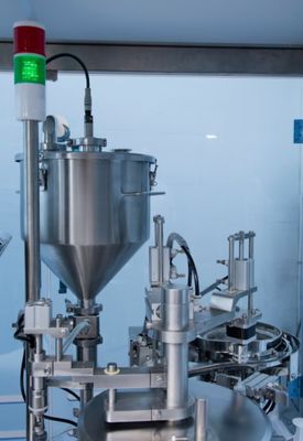 Automatische aseptische wegwerp vloeibare medicijn plastic voorgevulde spuit PFS vulmachine