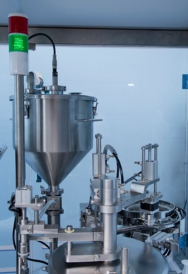 Automatische voorgevulde steriele normale zoutoplossing Plastic injector gelvulmachine