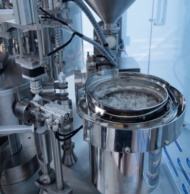 Geavanceerde automatische wegwerpplastic spuiten vul- en bekledingsmachine voor gel en crème