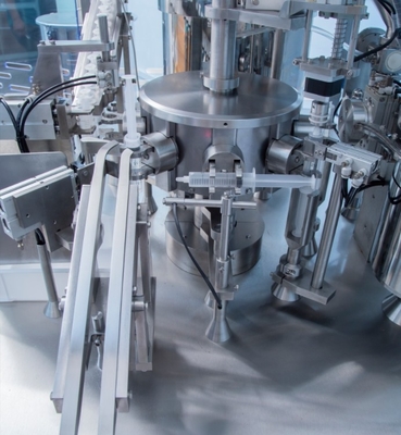 Hoge precisie Plastic Spuit Voorafgevulde vulmachine Efficiënte geautomatiseerde apparatuur