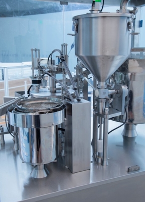 Geavanceerde automatische wegwerpplastic spuiten vul- en bekledingsmachine voor gel en crème