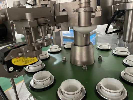 Automatische machine voor het vullen en afdichten van aluminiumbuizen