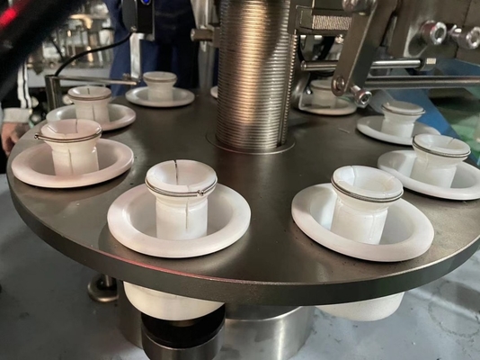 Automatische machine voor het vullen en afdichten van cosmetische tandpasta's