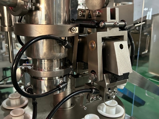 Automatische machine voor het vullen en afdichten van cosmetische tandpasta's