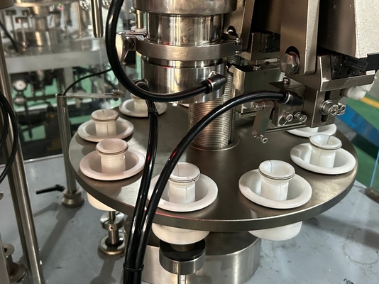 Automatische machine voor het vullen en afdichten van cosmetische tandpasta's