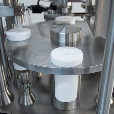 Automatische voorgevulde spuitvuller Luer Lock-dopmachine Glazen spuitgelvul- en -afsluitmachine