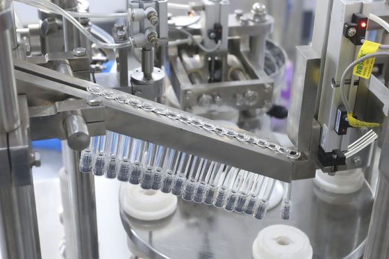 Automatische voorgevulde spuitvuller Luer Lock-dopmachine Glazen spuitgelvul- en -afsluitmachine