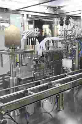 Automatische machine voor het vullen van voorgevulde spuitjes met hoge snelheid voor de vervaardiging van steriele geneesmiddelen