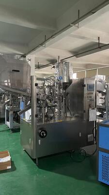 Automatische machine voor het vullen en afdichten van tandpastabuizen met hoge snelheid