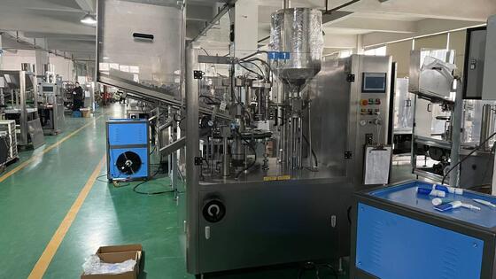 Gecontroleerde automatische cosmetische lotions hand sanitizer gel zalf huidverzorgingsproducten crème buis vulmachine afdichtmachine