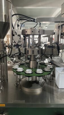 Automatische machine voor het vullen en afdichten van tandpastabuizen met hoge snelheid